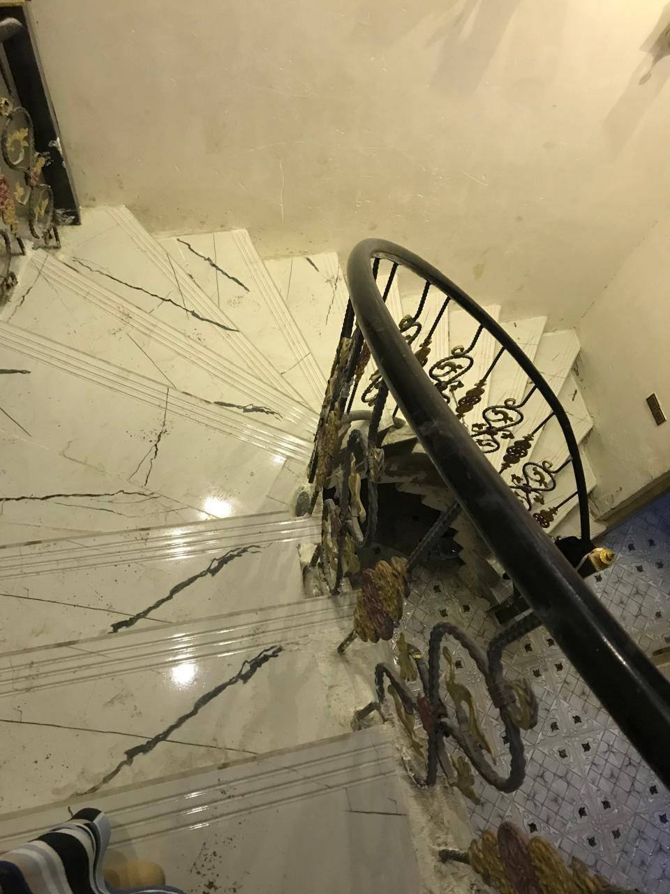 بيت للايجار 105متر طابقين غرفه وهول ومطبخ وحمام داخلي وحمام خارجي واستقبال والطابق الثاني غرفتين وصاله وحمام القبله قرب السوق الكبير خلف القران النرجس فول خدمات الشارع الذهبي الايجار 700ألف شامل الماء والكهرباء المطلوب كمؤجر حضرت موظف ***********
