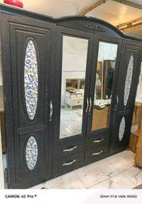 كنتور خشبي موديل كلاسيكي باللون الأسود مع مرايا وديكور مزخرف. بحالة جي...