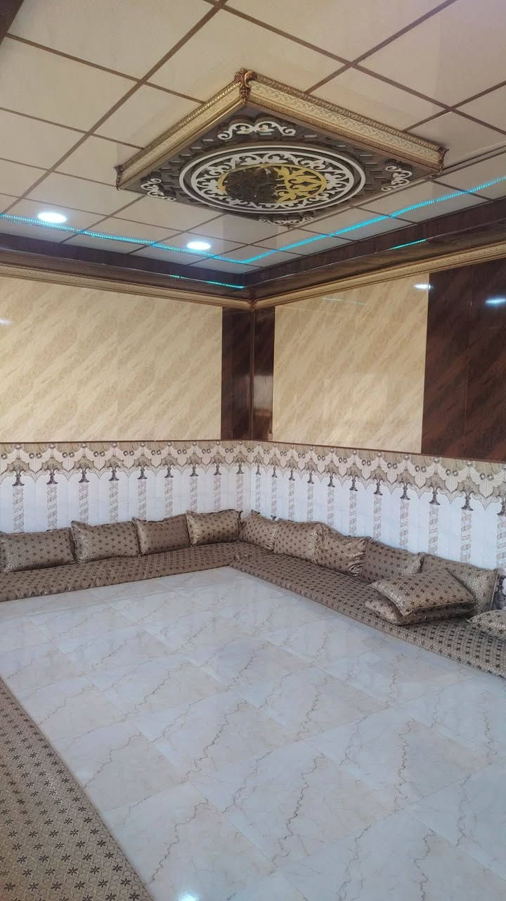 بيت للبيع في الجانب الأيمن منطقة حليله البيت يتكون من غرفتين نوم وهول واستقبال وصحيات خارج وداخل وحديقة وكراك سياره المساحة 230 متر الرقم ***********
