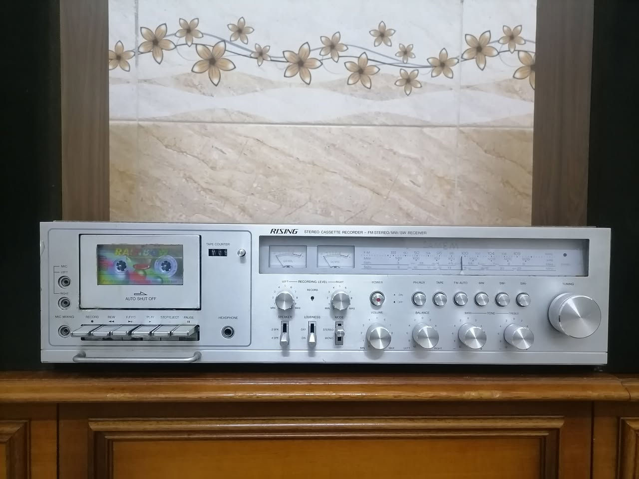 السلام عليكم ورحمة الله وبركاته جبنالكم تحفه فنيه مسجل رايزانك موديل الثمانينات شرط الشغل شرط النظافه كامل ما بي أي نقص او عيب للبيع السعر خاص مكان موصل يوجد توصيل كافه محافظة العراق وهذا رقمي *********** موجود واتساب علا هذا الرقم
