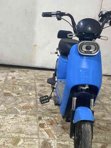 سلام عليكم ورحمة الله وبركاته شباب دراجه شحن حجم 24
-3سرع وتمشي خمسين حقيقي 
-4بطاريات
-مسجل بلوتوث 
-دراجه كامله عل اخير
-السعر (250)
***********
