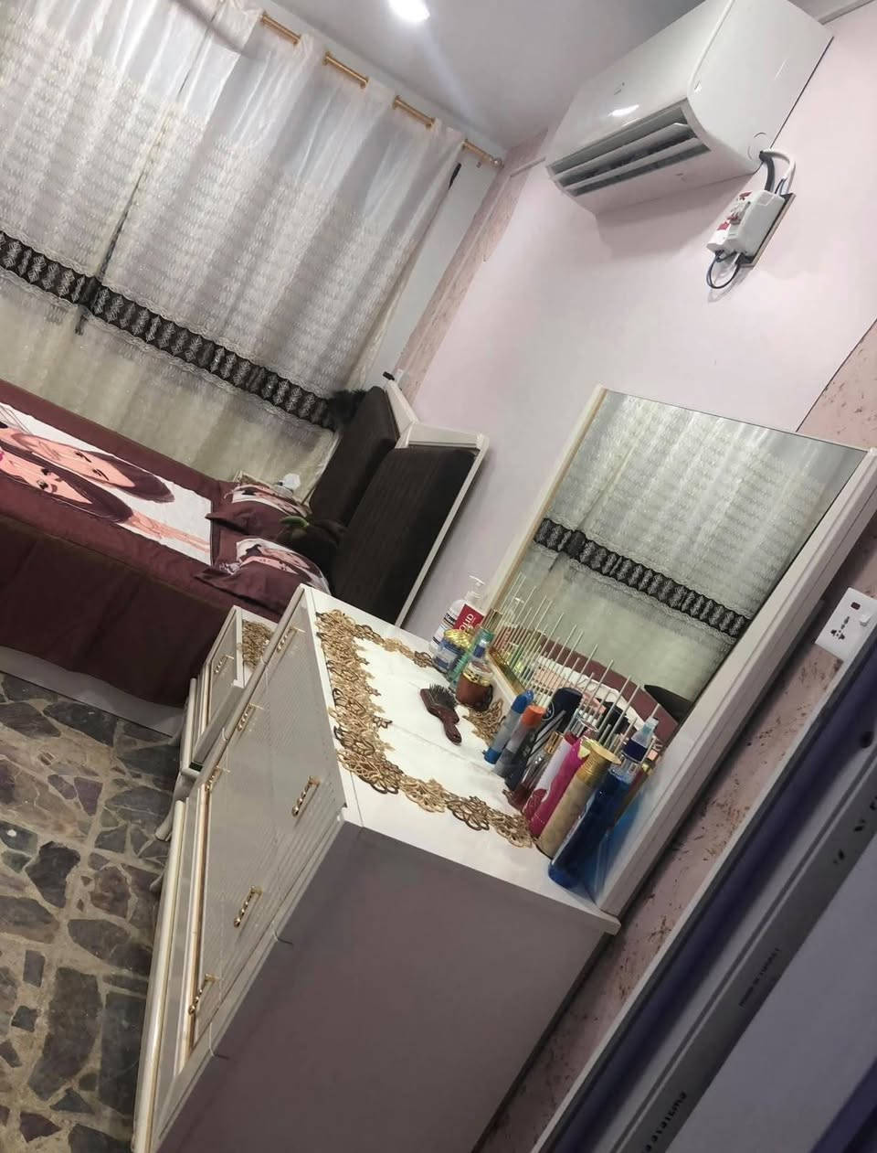 السلام عليكم عندي غرفه نوم استعمال قليل ونظيفه الاتصال على الرقم ***********
