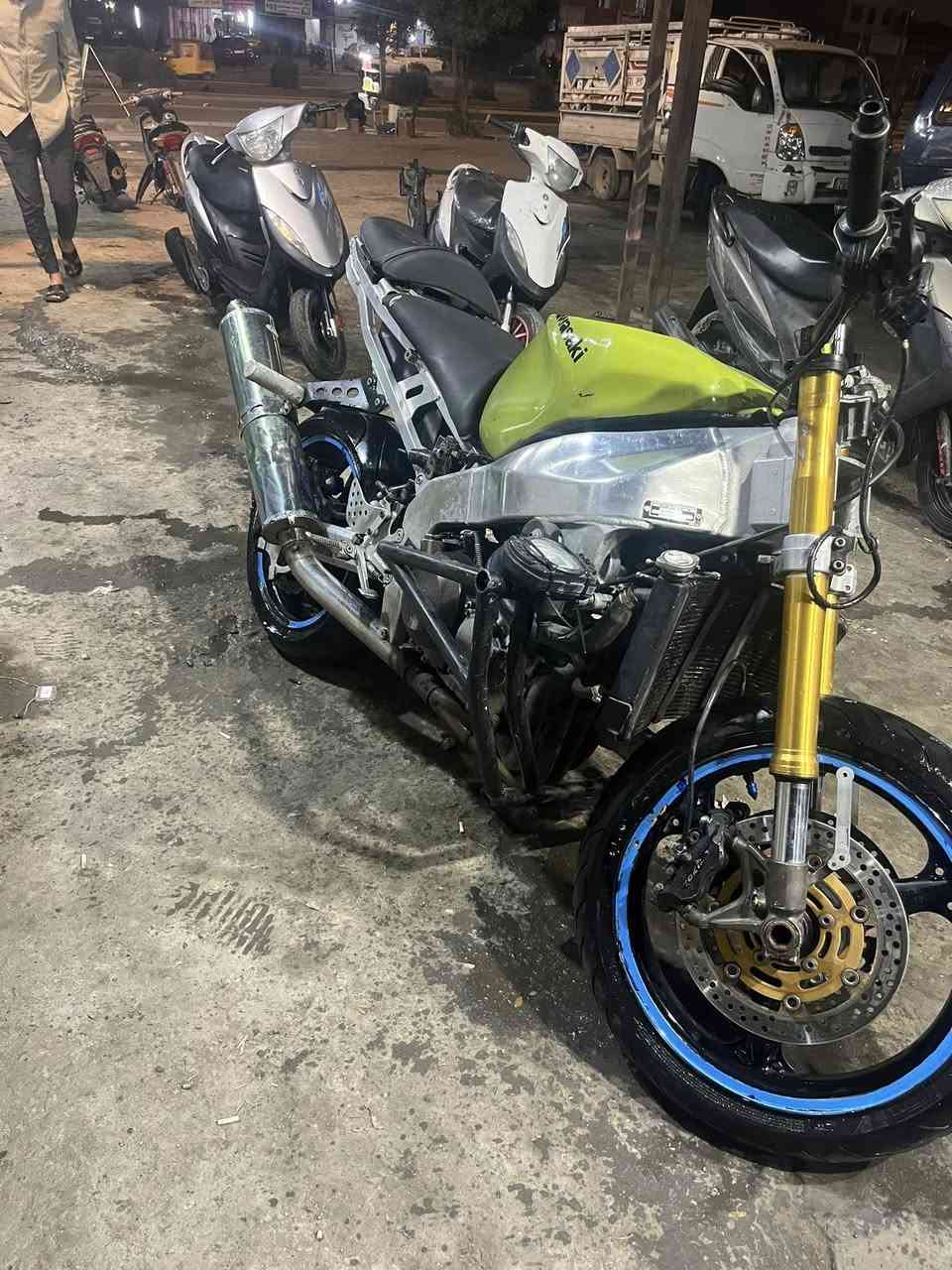 سلام عليكم كاوسكي 636 مديل 2004 دراجه عوزه كهربايات أبيع كوم حديد تحمل وتاخذ ولا تكلي شبيه ابيع كوم حديد مكان مدينه الصدر. رقم ***********
