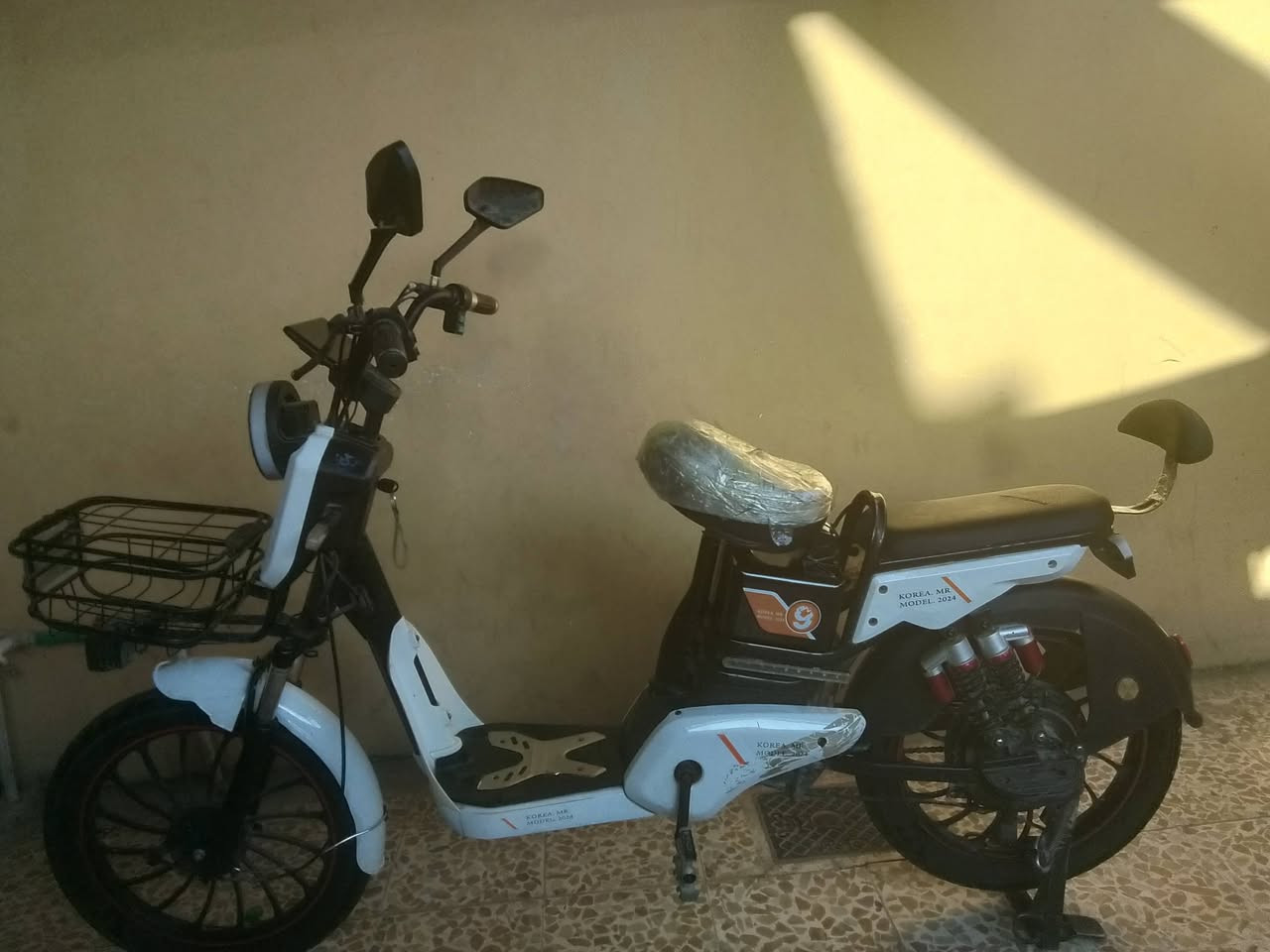 السلام عليكم ماطور شحن للبيع الماطور بي الملف عاطل بس يمشي والبطاريات نص عمر 4بطاريات كهربائية كلها شغاله ***********
