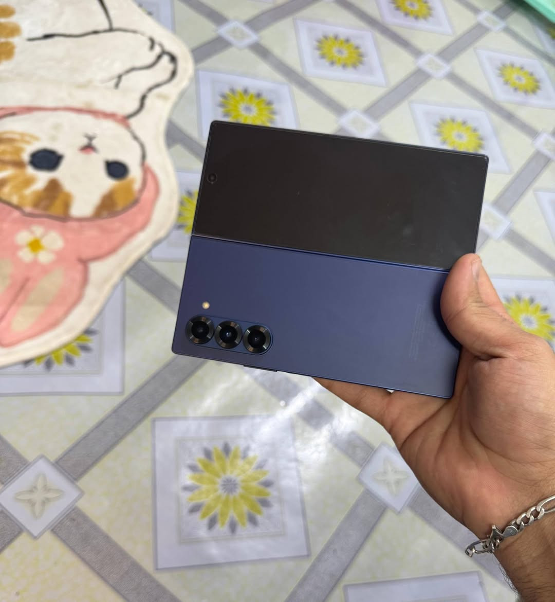 سامسونك فولد 6 ذاكره 256  نضافه فول بي نقطه موضحهه بلفيديو الجهاز ضمان شرط تاخذه من بابي بيتي سعره مليون لا مفتوح ولا داخل صيانه نهائيا عنواني بغداد الحسينيه مال الراشديه رقمي ***********
