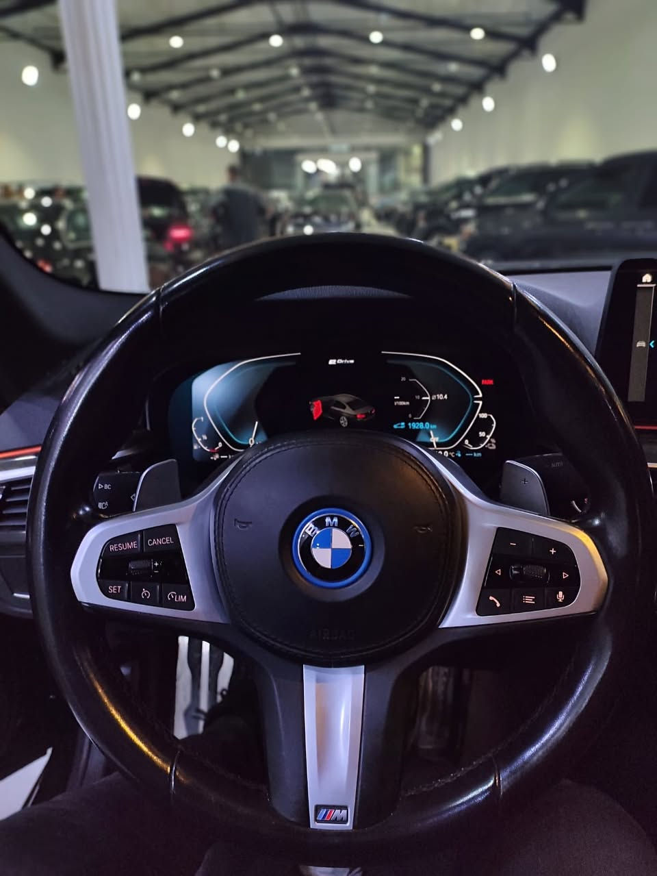Bmw 530E 2022 Black 2.0L
حجم المكينه : 2000 تيربو + هايبرد + شحن منزلي بلك ان 

السعر : 32000$ 

الضرر :  حادث بسيط في الجنطة 

#مواصفاتها

.شاشه 

.بصمه 

.بنوراما

.كشنات جلد

.هيترات بالكشنات

.ويل كب

.حساسات خلفي امامي

.هندبريك بصمه

.قطعتين تبريد

.كشنات كهرباء

.لايتات لد + زنون

.بكلايت لد

.شحن وايرليس

.اناره داخليه 7 الوان

.صندوك كهرباء

.رادرات 360

.اشاير بالمري

. اتو هولد

 📞***********

بغداد / العامرية
