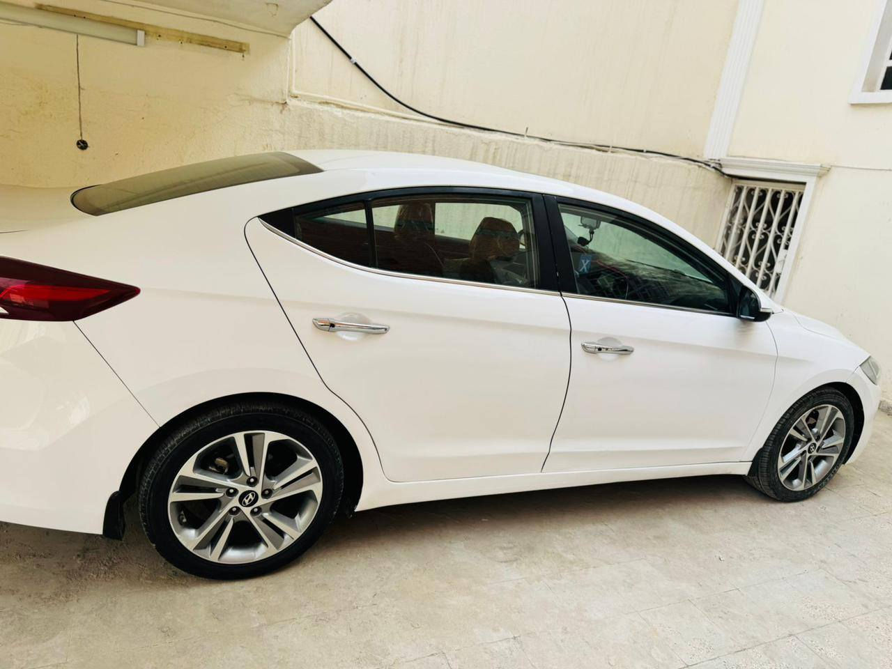 السلام عليكم النترا موديل ١٧ خليجي
مكينه ٢٠٠٠
ماشيه ١٣٥
فتحه بصمه 
فول واحد على واحد 
ربع جاملغ خلفي يم قبق البانزين ع كد شبر 
ونص الباب الخلفي جهت الصدر صبغ 
تخم تاير صدر جديد 
تبريد ثلج
٥ ويل كب 
رقم انكليزي جديد هزه جديده 
العنوان بغداد حي سومر شارع المدارس 
بااسمي تحويل ثاني يوم 
***********
