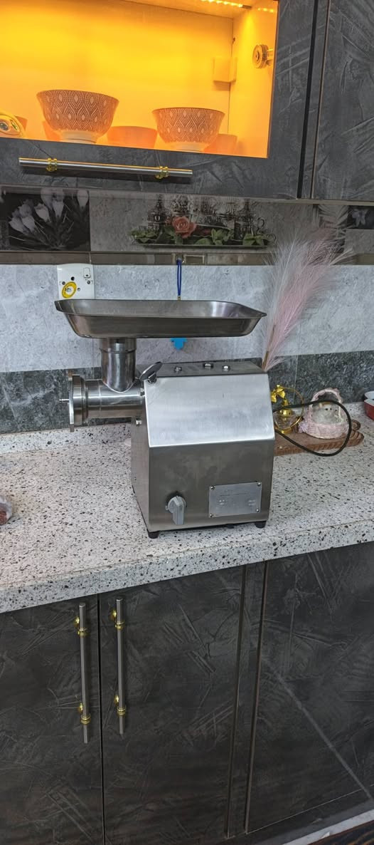 للبيع مثرامة لحم صناعية مو سوگية
ستل ستيل
وزنها ثقيل
وياها سكين عدد ٢
مصافي عدد ٣مختلف الأحجام 
للاستفسار
***********
