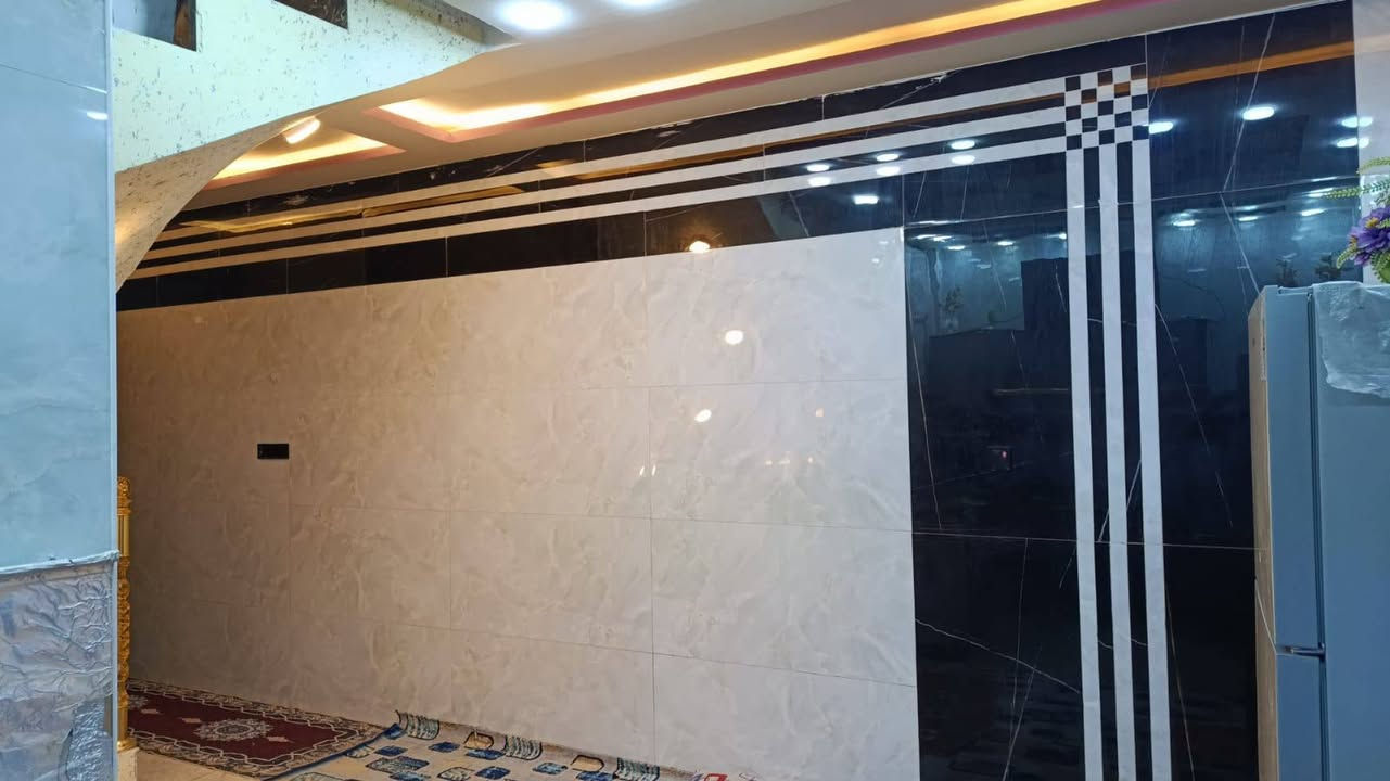 دار للبيع مساحه ١٠٠ متر  عله ساحه حي النداء منطقه٤٩ شارع الكفيل قرب شارع ٦٠بيت درجه اولى بنيان جناي . يحتوي البيت على طابقين غرفه وصاله واستقبال ومطبخ والاستقبال مفتوح عله صاله والطابق الثاني غرفتين وصاله مع الصحيات والطابق الثالث مخزن  .  ارضيه البيت بورسلين درجه اولى جدران بورسلين السقوف جمس حداديه البيت درجه اولى تزكام  الكهرباء نضام بوري بناء البيت ٢٠٢٤ للإستفسار اكثر  رقم صاحب @إشارة    الدار *********** واتساب
