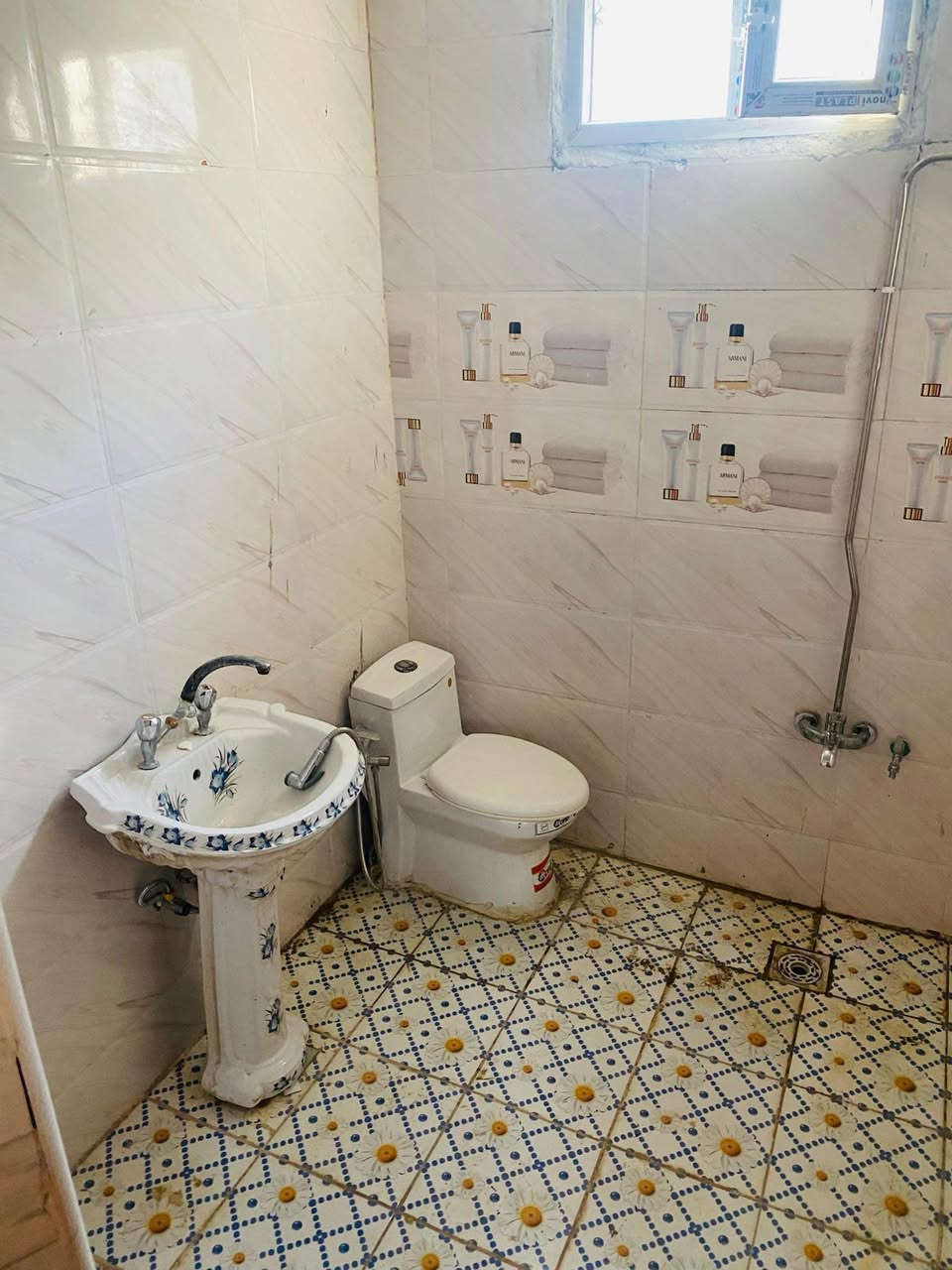 السلام عليكم 
بيت طابق ثاني فقط للايجار، غرفتين وكليدور ومطبخ وصحيات وسطح
موقعه حله شارع ٨٠ جهة كربلاء حي القضاة بالقرب من مسجد الرحمن ومجمع الحسن
البيت مفصول بدرج خارجي وباب منفصل نظيف جدا ومجهز بتانكي وسخان واناره والايجار ٣٠٠ بدون دلالية اني صاحب العقار
ومطلوب عائله صغيره للاستفسار اكثر ***********
