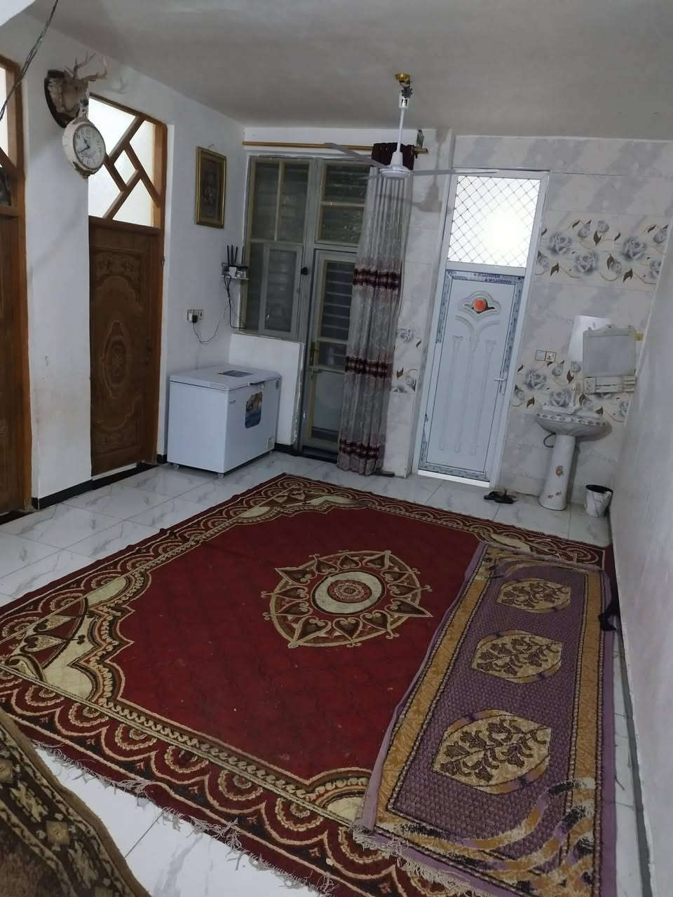 بيت مساحته ٢٠٠ متر طابو زراعي سند ٢٥ مكانه بالهاشميه البيت يتكون من غرفتين 4%5+صاله 4%6+صحيات داخليه 2ونص ×2ونص+منور 2×2+ مطبخ بارد 4×4+مطبخ حار 2×4 وستقبال 6×4+حوش وطارمه 9×و150 يريده مراوس مو بيع بيت ازغر كون هم بالهاشميه ليريده يتواصل ويه راعيه اني مكلفه ***********
