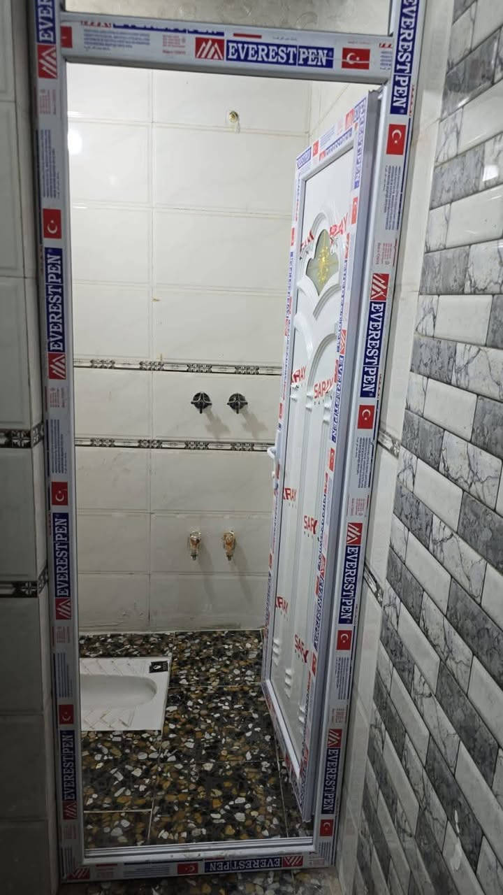 سلام عليكم يوجد بيت جديد هسة مكمل بنيان بي 3غرف وصلة وستقبال وحمام وتوليت خارجي ونور لبيت كامل من كلشي لبيت مقبيل لقاعدة مال رشاد منطقة جديدة قرب لورفلي ملا حضة لبيت عادي تكعدون بي مدي طويلة 
***********
