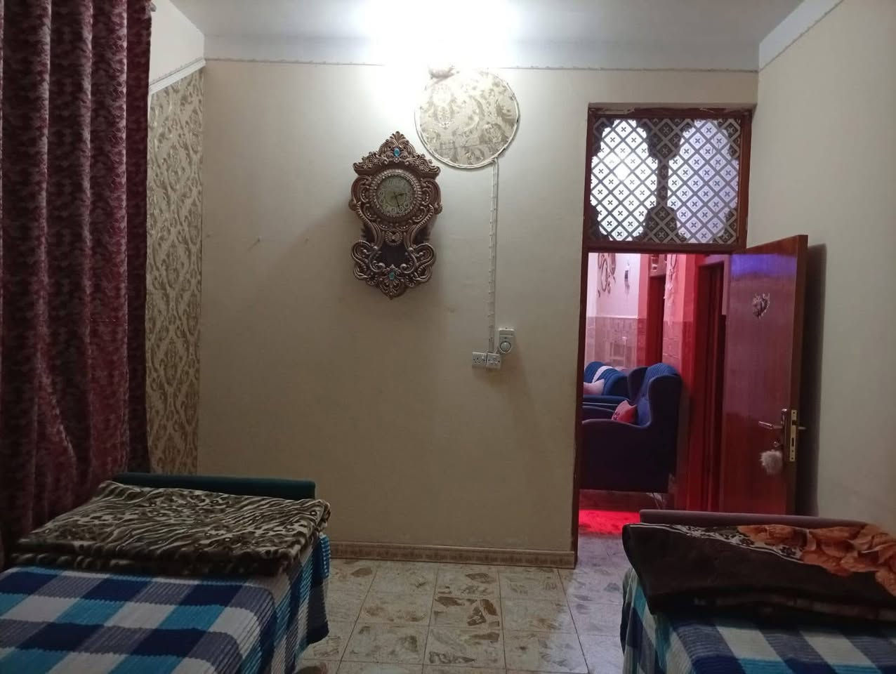 السلام عليكم ورحمه الله وبركاته من رخصة مدير الكروب المحترم..دار للبيع المساحه الكليه 140م سند 25يحتوي على غرفة نوم +صاله+مطبخ+استقبال+صحيات داخلية وخارجية+كراج سياره مسقف ب كي اس بان.. بناء حديث طابوق وصب كونكريت داخله نظيف ومتعوب عليه مكانه الكفل قرب مستشفى الكفل يبعد عن الشارع 150متر للاستفسار الاتصال على الرقم التالي ((***********))
