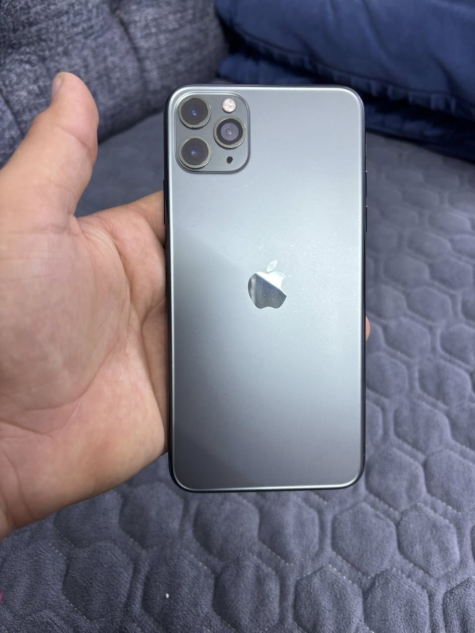 ايفون 11pro max ذاكرة 256 بطاريه 76 غير مفتوح وتر بروف شرط تك سيم *********** / *********** سعر 380
