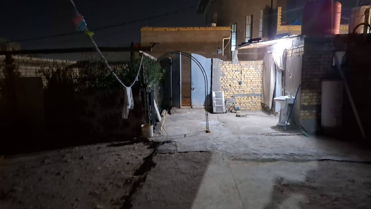 السلام عليكم 
بيت زراعي للبيع مساحة ٢٠٠م البيت عالي عن الشارع 
البناء غرفتين ومطبخ وصحيات وحديقة كبيرة البيت 🏠 عكادة 
بحي النفط بشارع د. أحمد مطر 
السعر ٥٧ قابل للتفاوض 
***********
