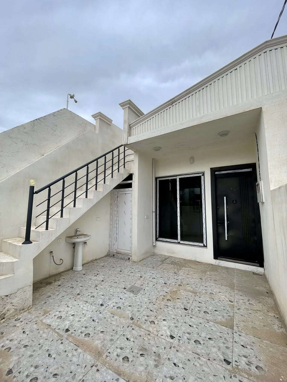 🔥 🔥 🔥 بيع سريع 🔥🔥🔥 
بيتين صفر للبيع في دروازة كركوك 
١٠٠متر 
دكت مبردة كامل و سقف مغربي كامل 
كراج سيارة 
مرافق خارجى 
غرفة استقبال 
هول 
مطبخ 
مشتملات 
غرفة نوم 
للاستفسار 
***********
