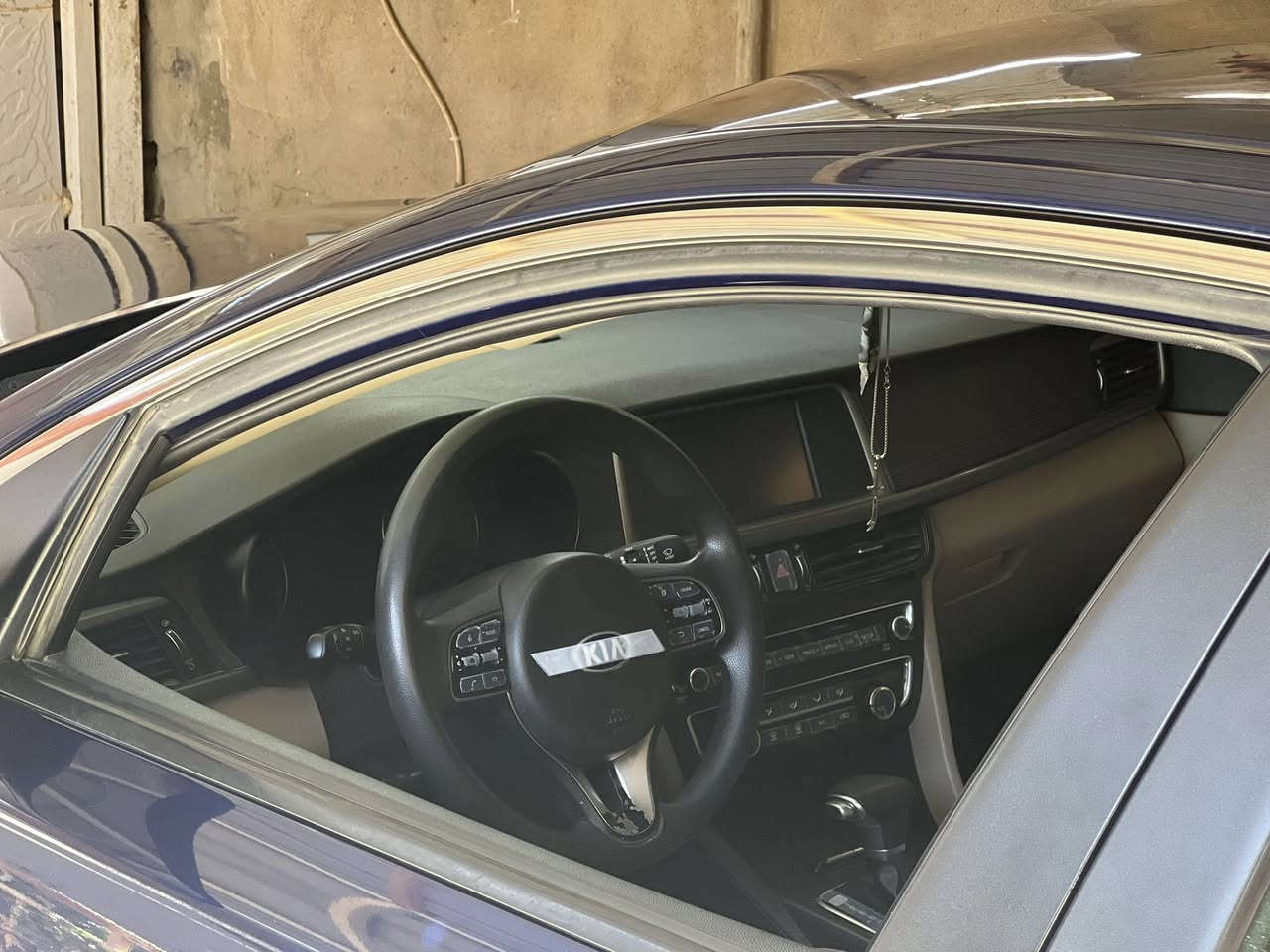 السلام عليكم للبيع kia optima موديل 2018 فئة fe رقم واسط بـ اسمي حادثها فقط بنيد مبدل بدون دواخل ولا شواصي بيها منضومة زينون شمسي 
مواصفات : شاشة كامرة حساس خلفي تحكم ستيرن نضام sport / Eco / normal يدات نيكل دواخل بيجي بلاد مثبت سرعة السيارة ما ناقصها شي من كل النواحي مكينة بلاد لا مفتوحه ولا تنقيص ولا تبخير 
مكاني كوت و للاستفسار اكثر ‭0778 227 3286‬
السعر 134 وبيها مجال
