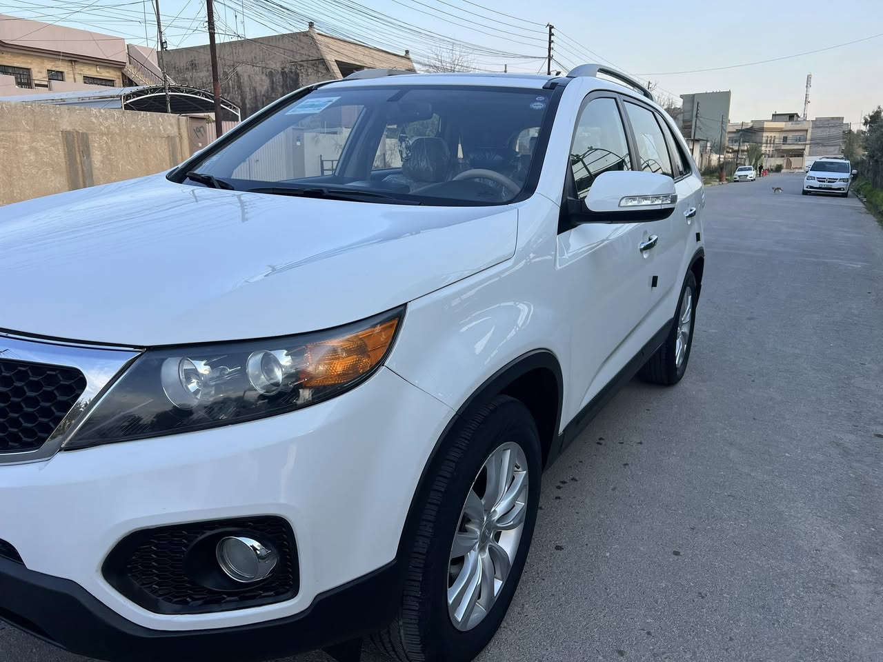 السلام عليكم 
للبيع كيا سورينتو ابيض موديل 2011 فول الموصفات بانوراما داخل صاج اشارة ترحيب تبريد لمس مرايات شفط الموصفات المعروفة السيارة احلى من الصور سنوية بسمي نافذة لي حد 2030 هزة جديدة ورقم جديد كابون بانزين بيها السيارة جاهزة من كل النواحي المحرك 4 سلندر لاصرف ولانفخ والكير بشرط السيارة بيها نص جاملغ امامي ونص بوند بدون دواخل والباقي كلها بشرط لابارد ولاشخوط السعر 150 بيها مجال قليل غير متواجد على الصفحة
 مكان السيارة 
(موصل الجانب الايسر للتواصل على الأرقام)
***********
***********
