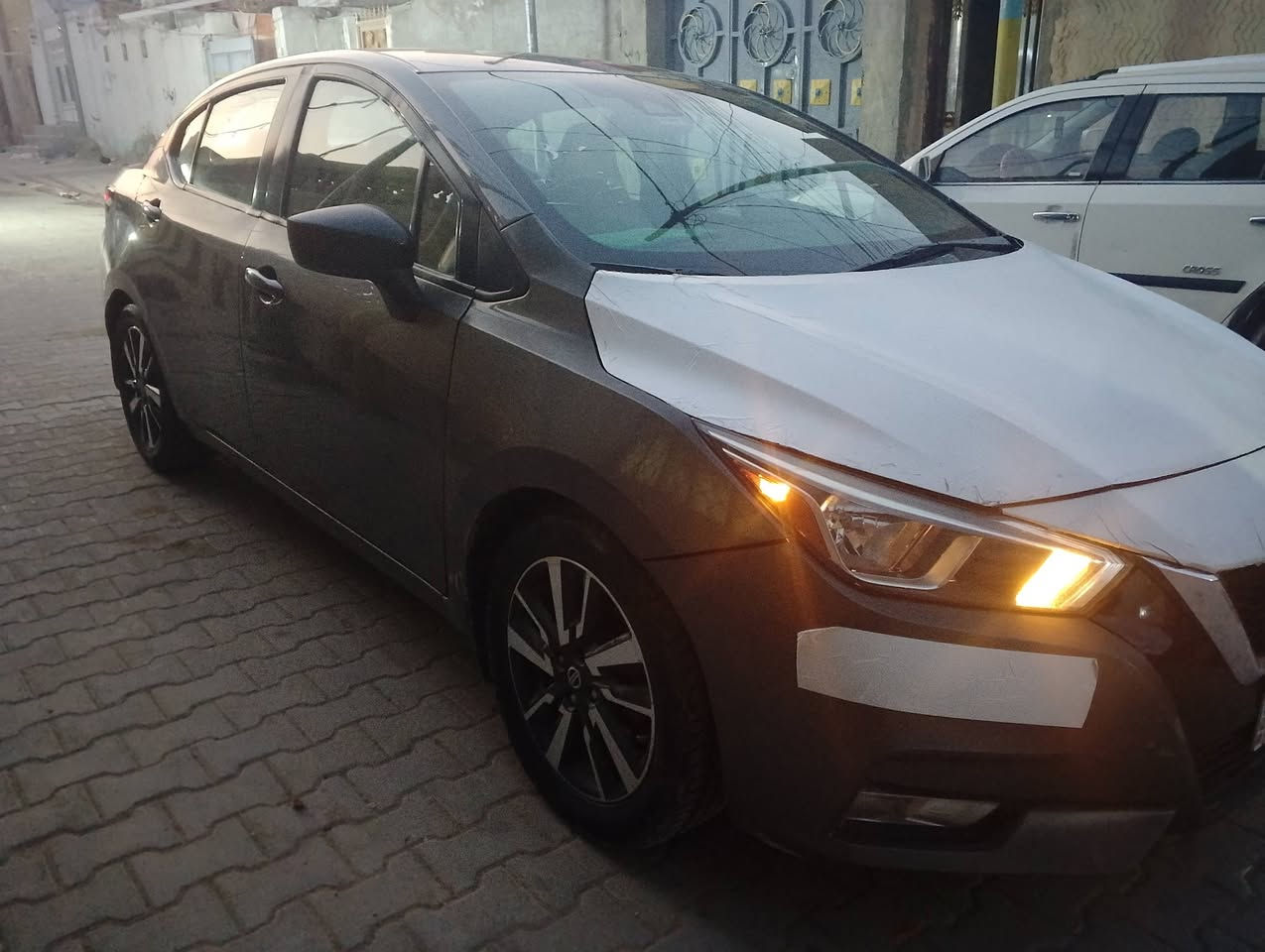 السلام عليكم بيع او مراوس نيسان فيرسا مديل 21 حره سنويه ل 29 جاهزه مكينه كير تبريد تدفئه حداديه كلوب ما عايزه السياره مداور شوكت متريد حادثها جاملغ وبنيد بدون دواخل السعر 105 للأستفسار ***********
