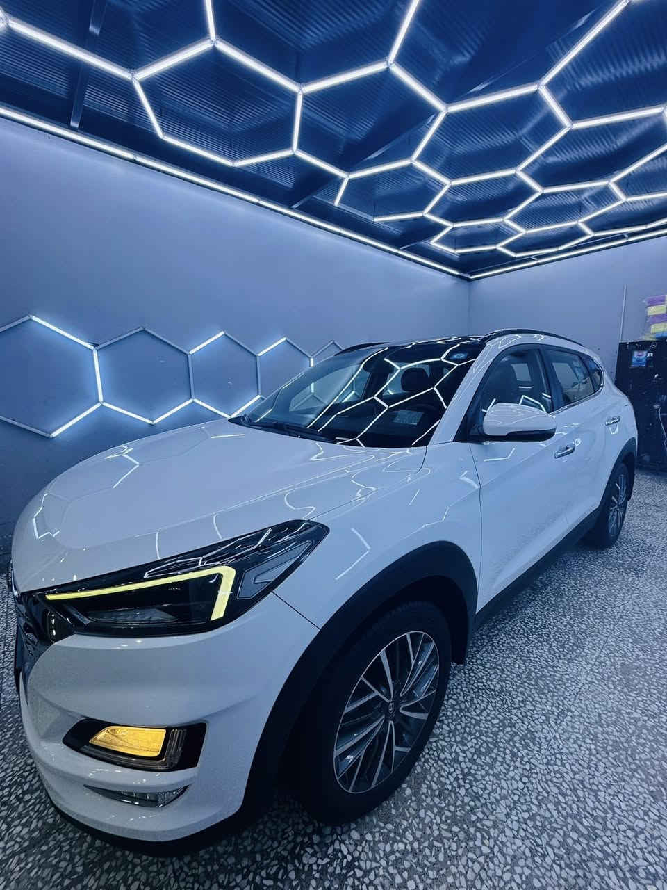 السلام عليكم 
توسان 2020 خليجي ماشيه 109 الف السياره رقم بغداد بأسمي السياره سونارهة مرفق مع الصور 
المواصفات 
لايت 5 عدسات
بنراما 
بصمة 
شاشة اصلية 
مرايات ضوئية 
ترحيب عند الاقتراب 
حساسات + كامرة دوارة
كشنات جلد 
كشنات كهرباء 
هند بريك برجل 
درايف مود
محرك 2000 دوش 
قطعتين تبريد 
وبعد بيها هواي مواصفات
السعر 207 ورقة وبيها مجال للشراي 
الرقم *********** 
مكانها بغداد حي عدل
