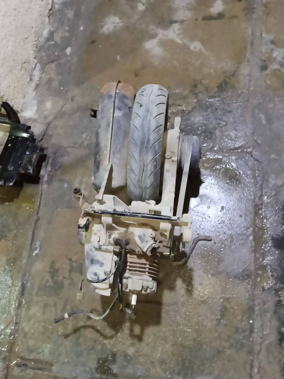 غراض دراجه زعره للبيع 
المكينه طابوكه شاصي ملحوم جه وحده 
***********
