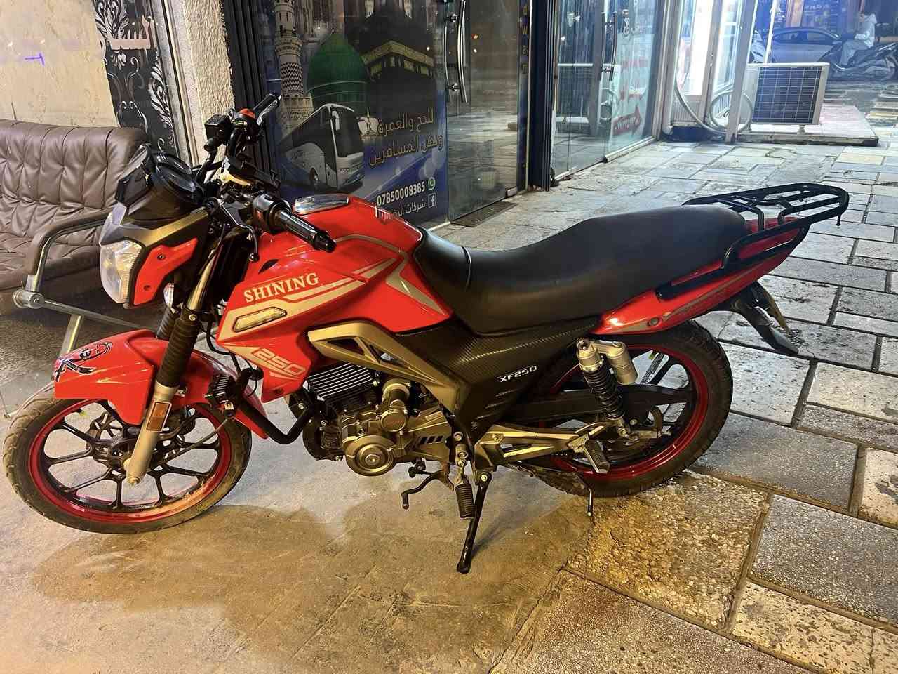 دراجة شاينك للبيع موديل 2023 طالعة بل 2024  مكينة 250 
مرقمة باسمي بيهة شكم نقص ماشية 23 الف ***********
