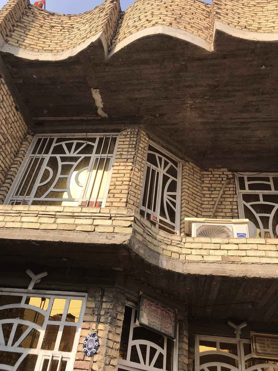 السلام عليكم دار للبيع في منطقة الاورفلي مقابل جامع المصطفى من جهةٍ شركة الانوار المساحة ١٥٠م الواجهة ٦م النزال ٢٥م طابقين الطابق الاول /گراج+استقبال+غرفةنوم+صالة +مطبخ حار ومطبخ بارد +منور+صحيات خارجية وصحيات داخلية                                         الطابق الثاني/٣غرف نوم+صحيات/سند مستقل/للاستفسار ***********@السعر ٢٥٠ نهايتة
