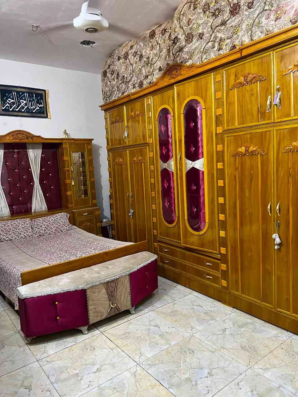 سلام عليكم بيت البيع مساحتا 130 متر البيت نضيف مثل ماواضح بل صوره خدمات مي كهرباء طبليط مجاري منطقه حلوه مكان آلبيت فلكه حي النصر اول شارع على اليمين سعره على خاص البيت زراعي ***********
