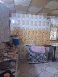 بيت للبيع مساحه بيت زراعي200 متر واجهه 10 عمق 20 بيت طابقين قريب مدرسه...