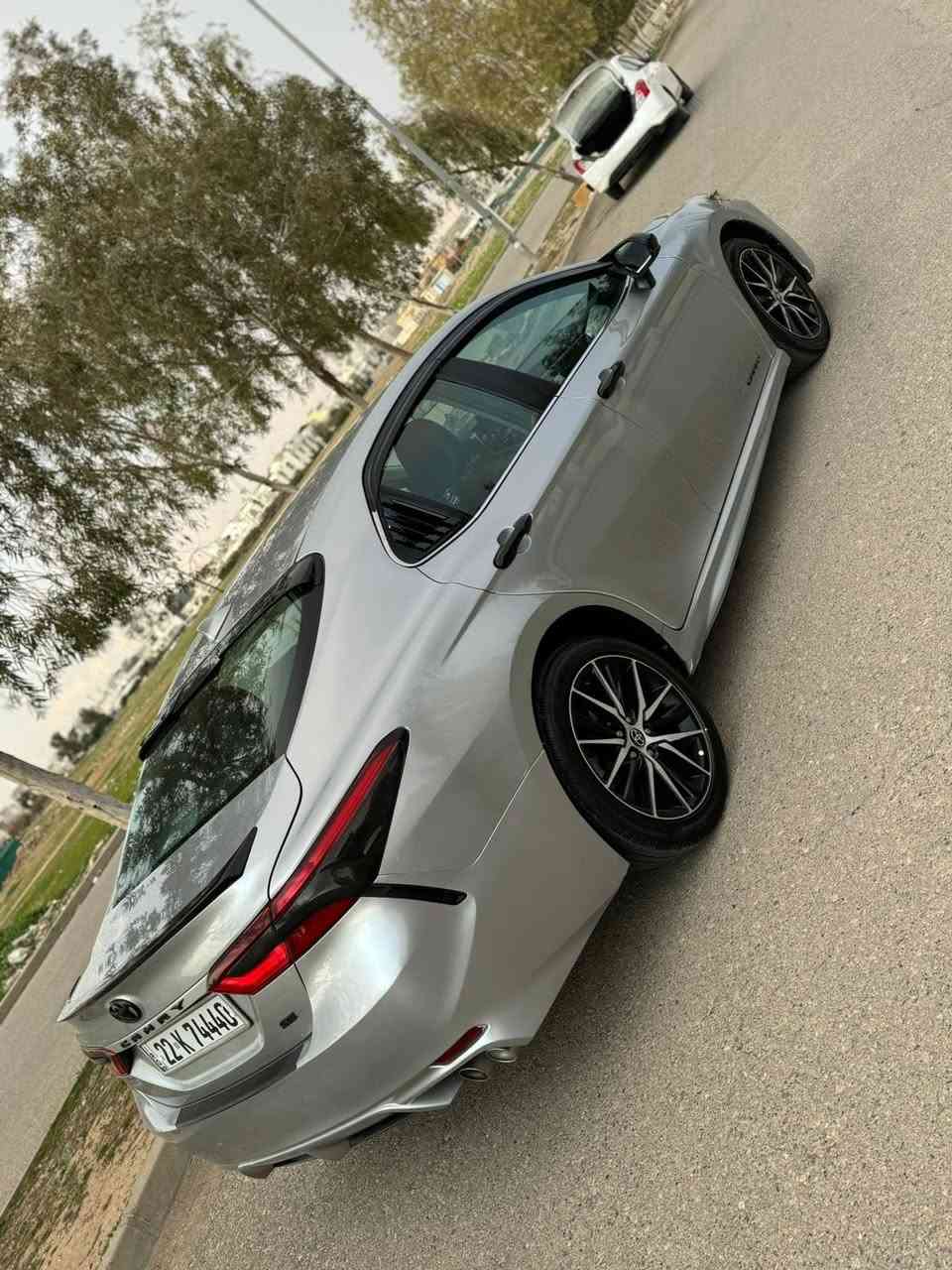 كامري موديل 2021 مواصفات SE فول مواصفات بدون فتحة وبصمة السيارة نص جاملغ خلفي صبغ وشبر باب بدون دواخل بدون ايرباك بجم وخلف كبس ماشية 54 الف  كير محرك صدر كهربائيات كلة بشرط رقم الشانصي موجود بل منشور ***********؟ فايبر واتساب موجود مكان اربيل
