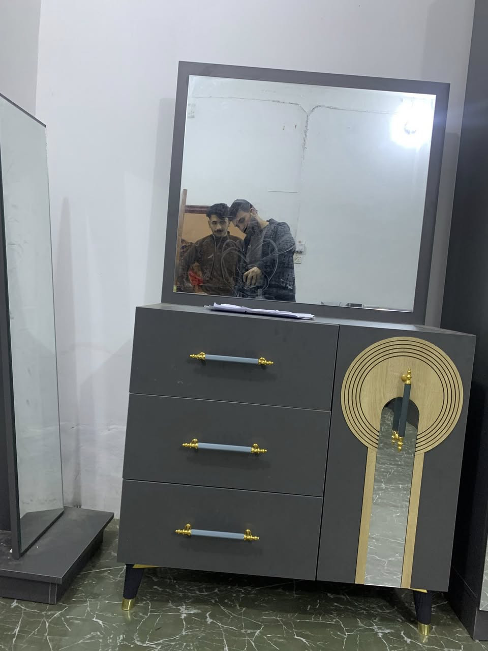 غرفه تركيه استعمال يوم واحد فقط سبع قطع
العنوان حله شارع ابو القاسم مجاور الجامع ابو القاسم 
الرقم ***********
