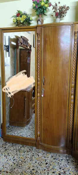 غرفة نوم صاج اخت الجديدة اي ضرر ما بيهة ابواب الغرفة موديل مقوس و الزاوية مراية دوارة وباب مكانها بغداد الشرطة الخامسة للتواصل واتساب ***********
