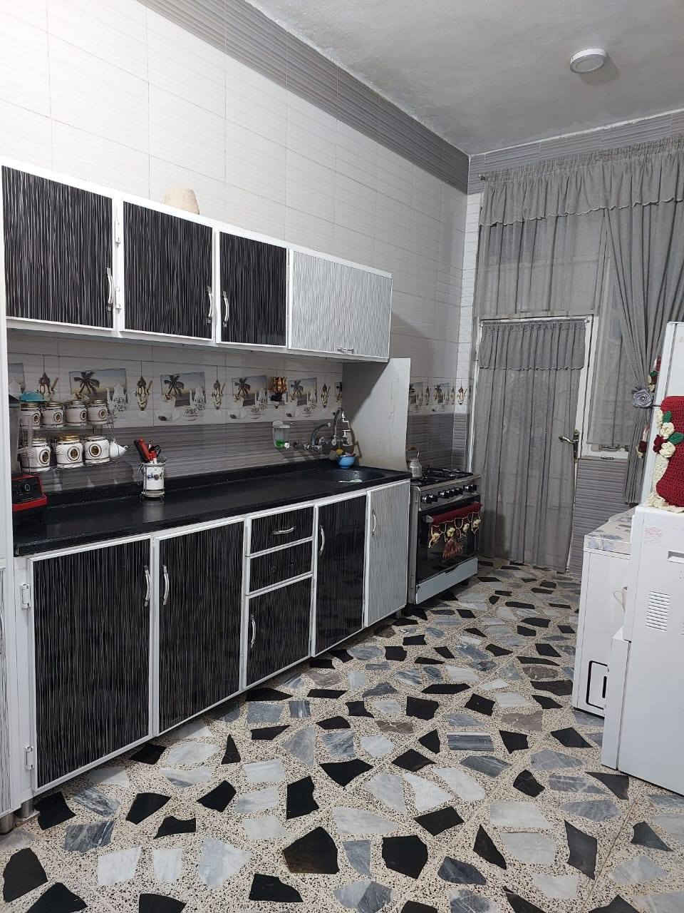 دار للبيع طابقين الراشدية شارع ٢٠ مساحته ١٣٢ ونص مكون من مطبخ وصاله وهول وغرفة  والطابق الثاني غرفه وهول  الاتصال على الرقم ***********
