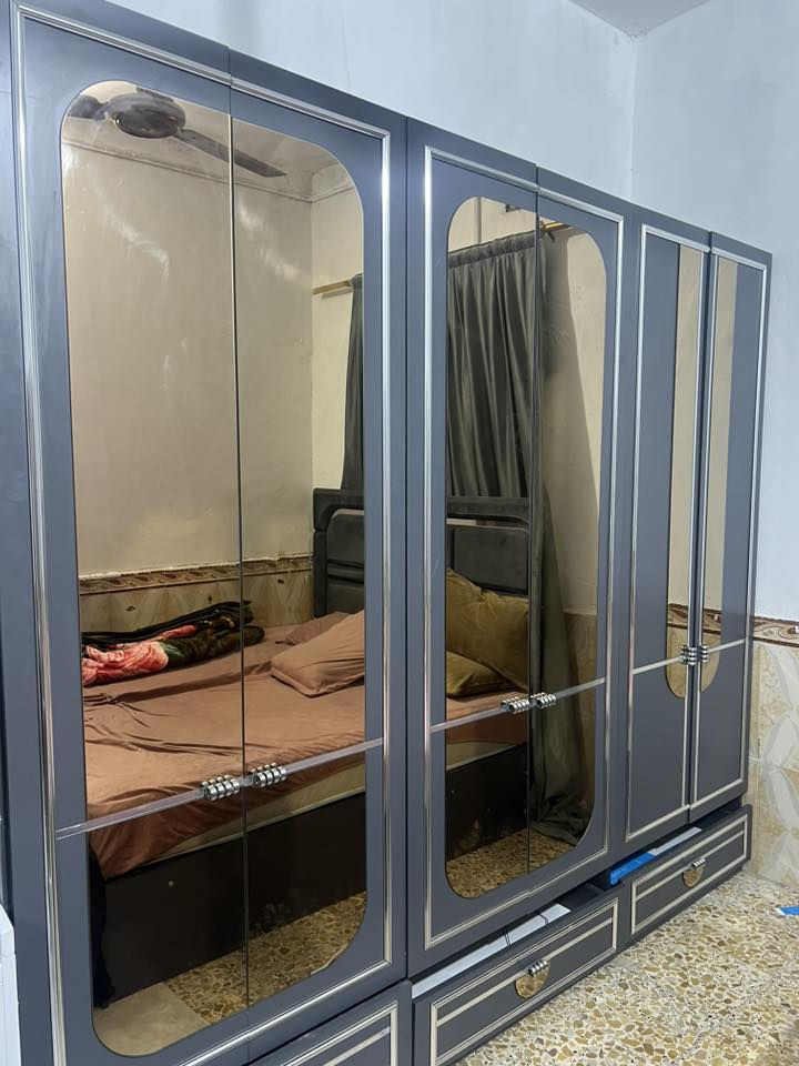 غرفة 10 قطع خشب ثقيل تركي صبغ حراري لون رصاصي 
متكونه من 
كنتور تلاث خانات مع ملحق خانه رابعه
جربايه بيها مخزن هيدروليك جواها مقسم اربع اقسام 
مخزن طرابزون للاحذيه ملحق مع الجربايه 
جرار جربايه جانبي عدد 2
ميز مرايه بي ثلاث جرارات وبابين
كرسي لميز مرايه
مرآة ارفاع 160 عرض 40 مسنوده بالاسفل عجلات سهولة الحركه
مخزن يحوي اربع جرارات 
نظافة الكنتور 70٪ نظافة البقية 100٪
مفتوحه ومشدوده مره وحده 
اشتريتها العام بمليونين وهسه عارضها ب400 قفل 
*********** واتساب
