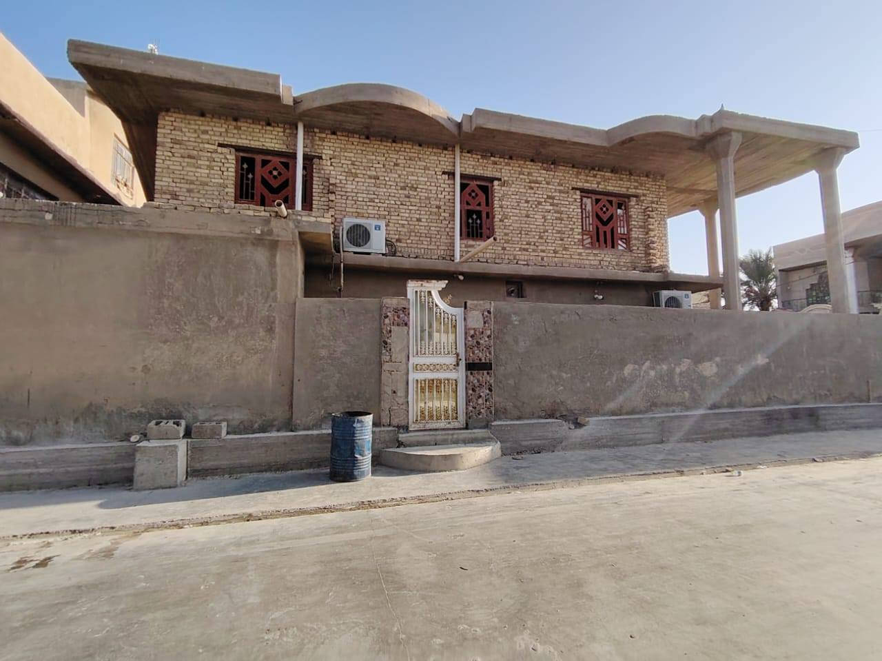 السلام عليكم بيت للبيع في حي العسكري قرب بيت ابراهيم العيلان ركن على شارعين المساحه 300 متر يتكون البيت غرف عدد 2 في الطابق الاول وصاله واستقبال ومطبخ ومدخل للصاله والاستقبال اما الطابق الثاني متكون من اريع غرف وصاله ومجمع صحيات للاستفسار الاتصال على الارقام التاليه
***********

***********

***********
