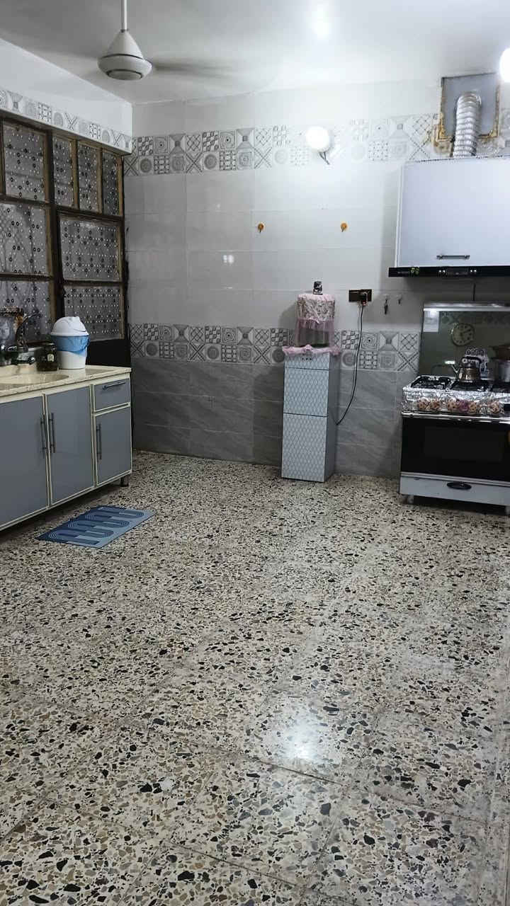 سلام عليكم  بيت للبيع زراعي 117بناء حديث بي غرفتين نوم 4-5 وستقبال 4-7 ومطبخ 5-5وحمام 3-2مساحتة 310 بناء160و150حديقة في منطقة الاصلاح سعر 60خلف مدرست عشتار***********
