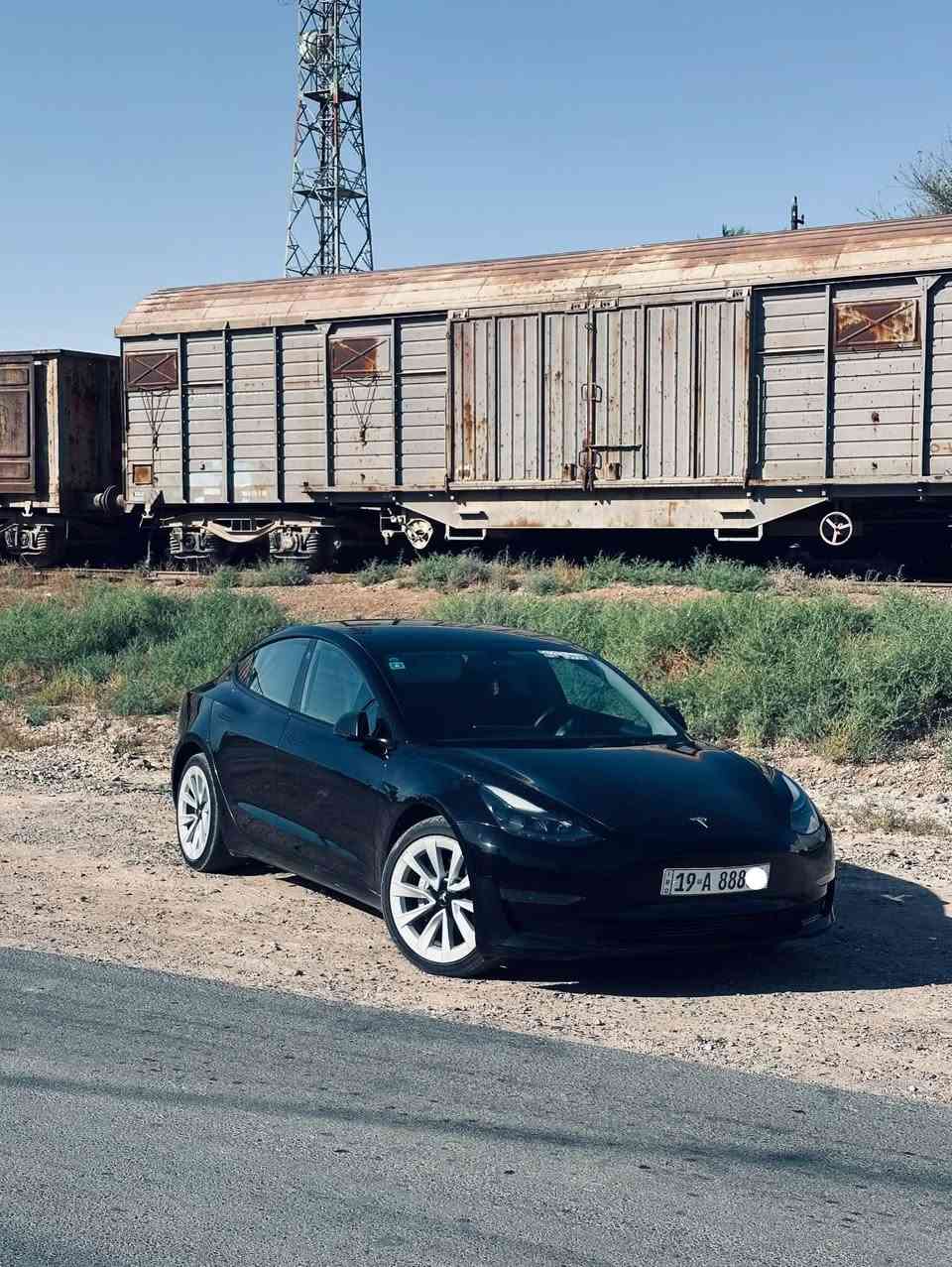 Tesla model 3 2023 single motor
بدون صبغ بارد فقط شبر 
رقم كربلاء مكانها بغداد 
***********
