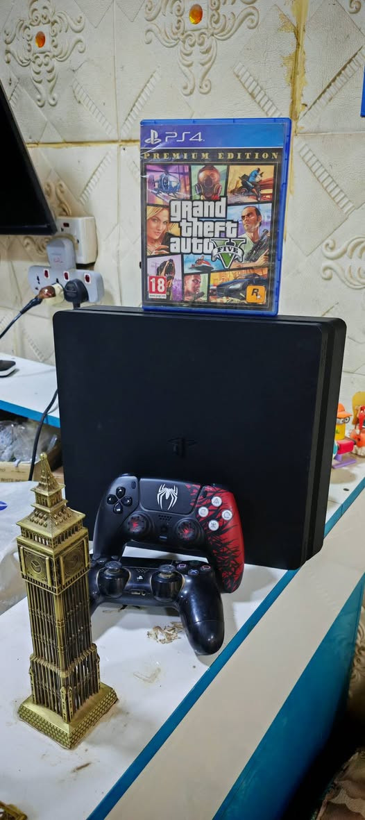 بلي ٤ سلم لوك ستيكر نظيف حيل وياه ٢ جوستك وقرص GTA وقرص طوبه للبيع
السعر ٢٧٥ وبي مجال للاستفسار ***********
