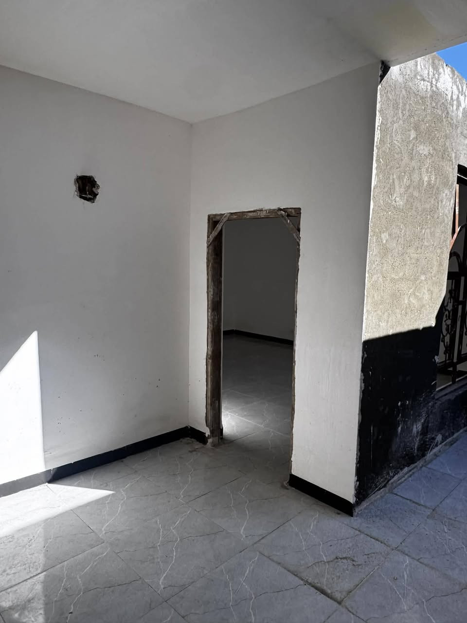 بيت للبيع  طابو صرف مساحته
140متر   مكانه خلف المستوصف الصحي  طابو صرف 
بناء طابوق 
طبق الجوه
صاله واستقبال داخلي وغرفه ومطبخ 
حمامات خارجيه
الطابق الثاني
صاله جبيره ومطبخ وغرفه وحمامات ***********
