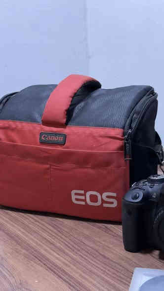 كامرة كانون 750D 
نظافة 90 بالمية 

1-عدسة sigma 15-30 عدسة واسعة 
2 - عدسة زوم 18-135 
3- عدسة 18-55 
مع مكونات اضافية مثل رام 16 gb  عدد  2
وفلتر nd لعدسة 18-135 
و حقيبة
عنوان البصرة الجنينة متوفر توصيل محافظات 
للشراي فقط ***********
