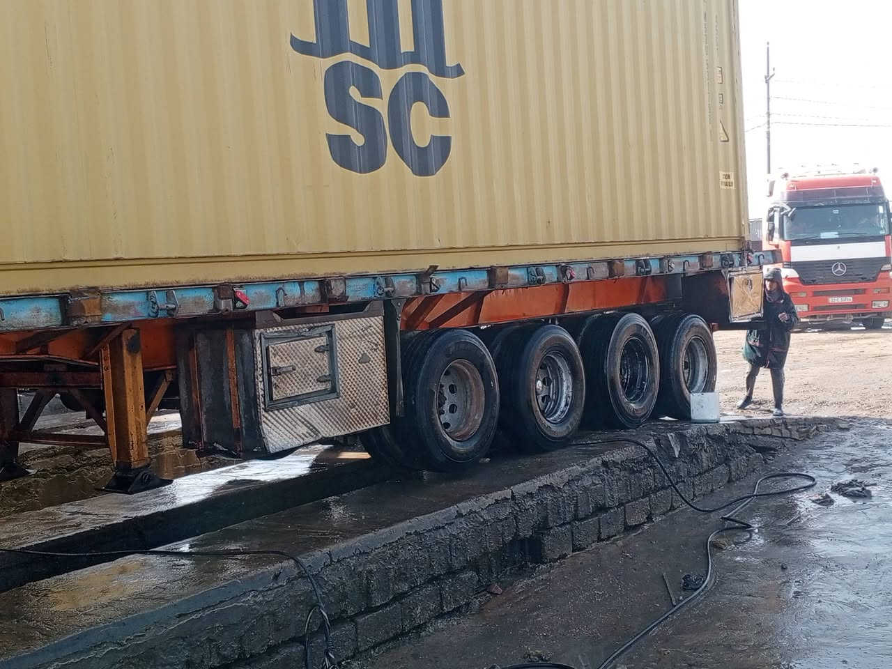 السلام عليكم عربانه اربع محاور البيع طول 13متر السعر 70 مكان بغداد البسمايه الاالستفسار *********** ممتواجد عل الفيس بوك
