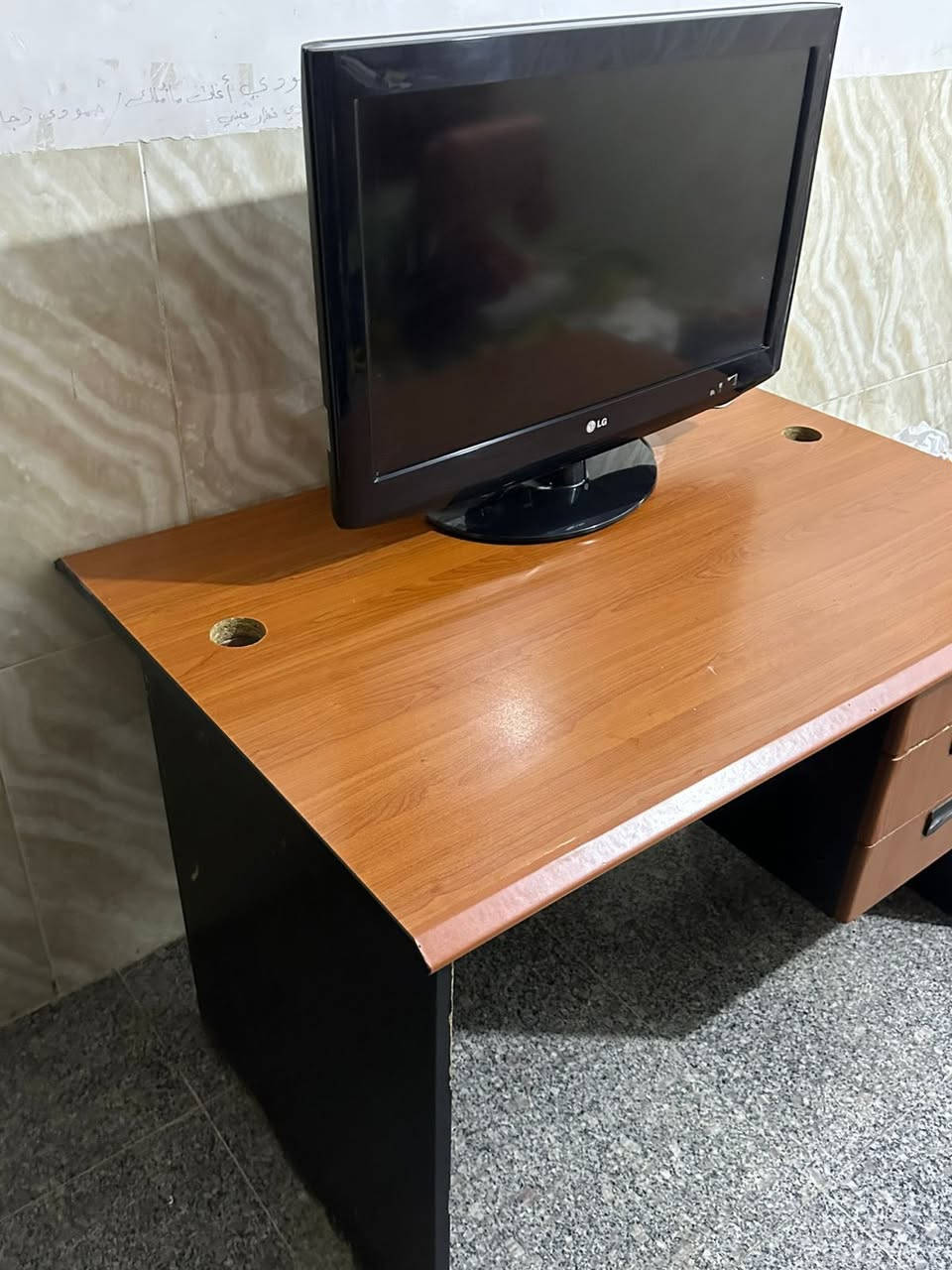 ميز و تلفزيون 42 بوصه و كرسي كلهم ب ٥٠ الف مكاني البلديات 
***********
