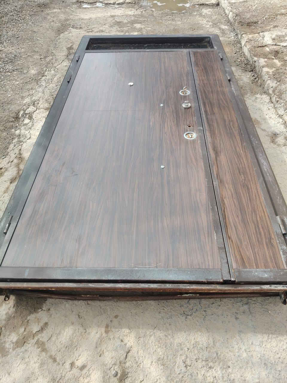 السلام عليكم باب قاصه تركي مستعمل ارتفاع 2/60 العرض 1/35 متر درجةاولى ثقيل سعر 275 ناحية السلام ***********
