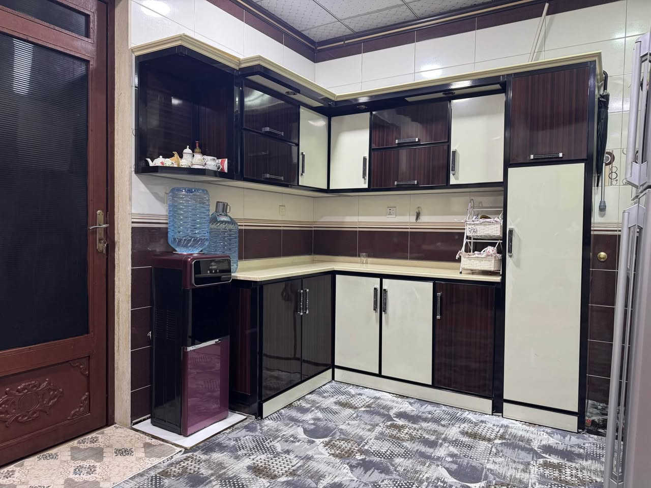 كوردى - عربي 

-  كەوانتەر طەخما مەتبەخێ مواد المنيوم مستعمله و رەنگێ ڕەش و حلیبی بۆ فروتنێ يه و كامل قياس پترە ژ ١٠ مترا دگەل پارچا سەری معلق کامل ، گەلەکا پاقژو چاڤدایە و کامل بانێ وێ مەرمەڕێ لاوه و اصليه. هاتيه چێکرن ژ موادێ لاوو اصلي. 

سعر : 8 وەرەقە و  پیچەکا مجالی . 

- طخم مطبخ كوانتر مواد المنيوم للبيع عشر امتار تقريبا لون اسود و حلیبی ويا المعلق طبعا مستعمل بس كلش النظيف و ممتاز، سقف كامل مرمر اصلي و جديد ، كوانتر مصنعة من مواد اصلي.

عنوان: دهوك. 

سعر : 800$ و بها مجال للطيبين. 

Tel: *********** واتساب و فايبر موجود دهوك, العراق
