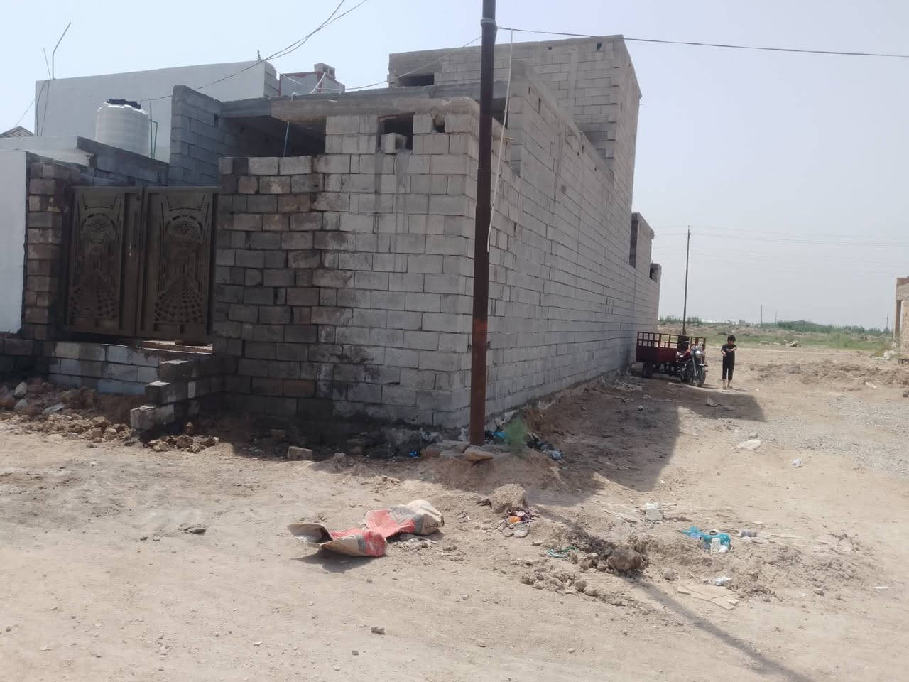 السلام عليكم هيكل للبيع 150متر ملك صرف بسمي  تحويل مباشر غرفتين نوم استقبال مطبخ صاله صحيات عدد2حمامات 2 طرمه العنوان ديالى غالبيه سيف سعد قرب المدارس رقم العقار 5/683 مكلف بلنشر الاتصال على رقم الهاتف ***********
