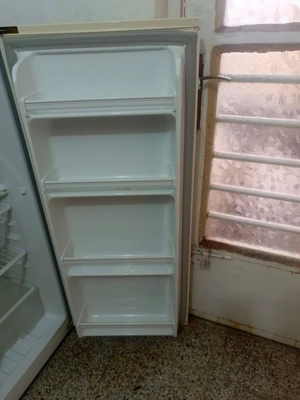 ثلاجه للبيع سعره 100ثلاجه جديده مستعملة شيء قليل مكان نجف كوفه حي ميسان ***********
