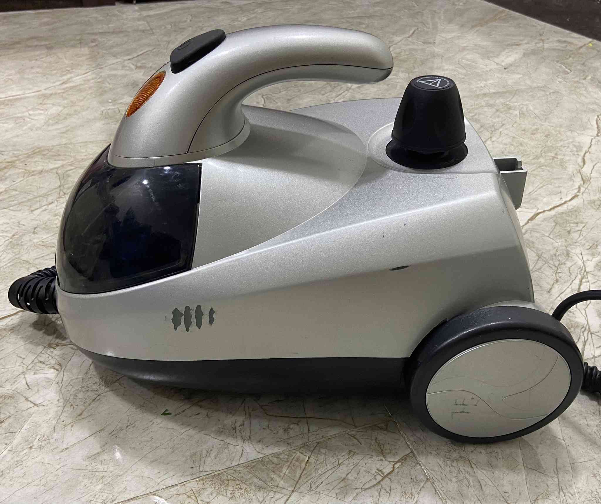 منظف بخاري قوي للتنظيف العميق للمطبخ، الحمام، الأرضيات، والسيارة باله الماني محتويات كامله بيها شخط بسيط موضح بالصوره


**إذا كنت صاحب هذا الإعلان وتريد حذفه لأي سبب، رجاءا أرسل رسالة إلى الدعم الفني**