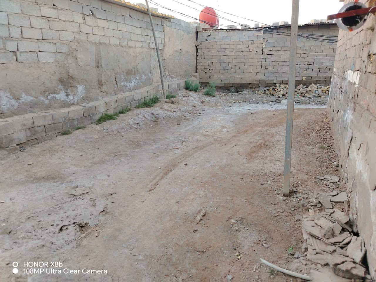 سلام عليكم بيت حواسم للبيع متكون من 3غرف . صالة .مطبخ .
. استقبال .صحيات و قطع راض   
عنوان البيت حي نداء 
السعر 6000500
***********
