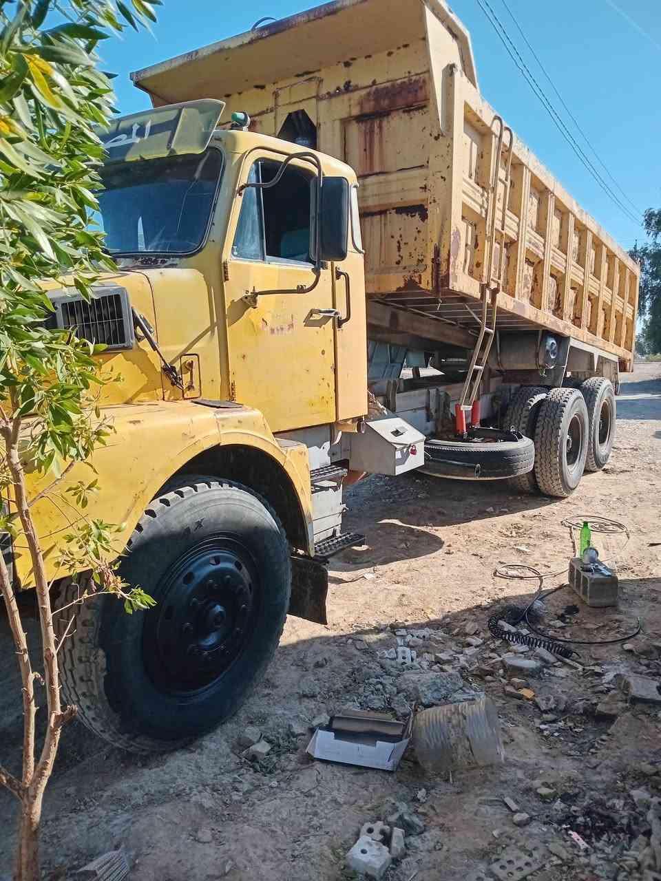 فالفو موديل ٨٠ بسمي سياره جاهزه مكينه كير مجموعه شاصي طويل مكفول *********** مكان بغداد جسر فرنسي
