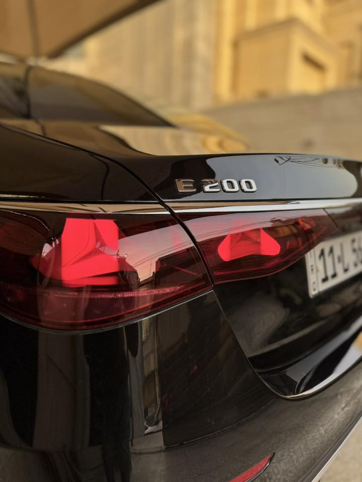 مارسيدس E200 2025 وكاله MEC  رقم بغداد رقم مميز 
ماشية 5000 كيلو متر 
ضمان الوكاله +صيانه مجانيه كل 10 الف كيلو 
سياره فول مواصفات وعليه كت amg بلادي من الشركه
 وتغليف ppf يم GMC FILM
مكان السياره بغداد اليرموك
السعر 110,000,000 مليون دينار 
للتواصل ***********
